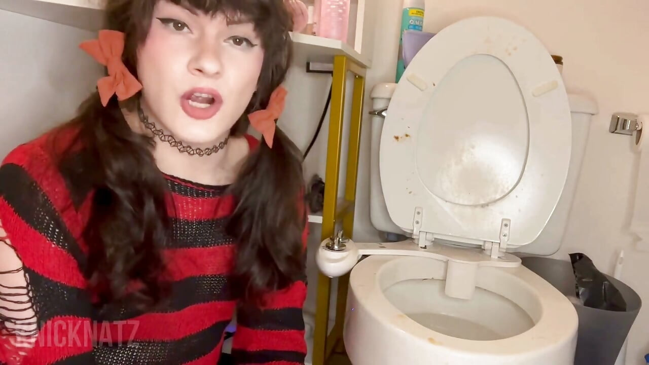 Sissy pička na zahodu na Noć vještica