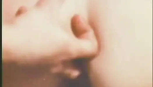 Klasik küçük bir sürtük için derin yoğun orgazm!