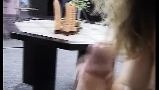 Sexy deutsche puppe spielt mit spielzeug, bevor sie einen schwanz lutscht