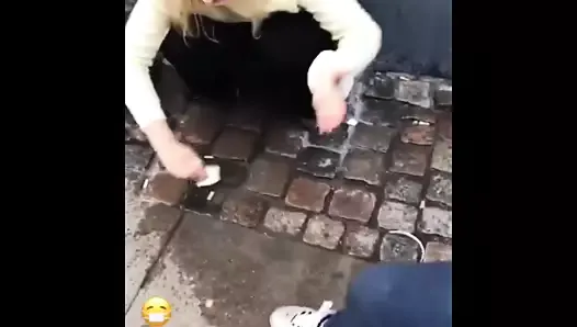 Délicieuse fille qui fait pipi