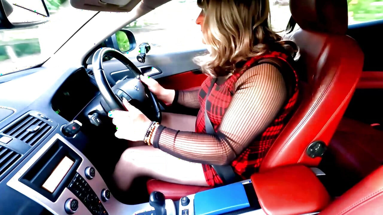 นักแต่งตัวข้ามเพศมือสมัครเล่น kellycd2022 ขับรถตอนเย็น