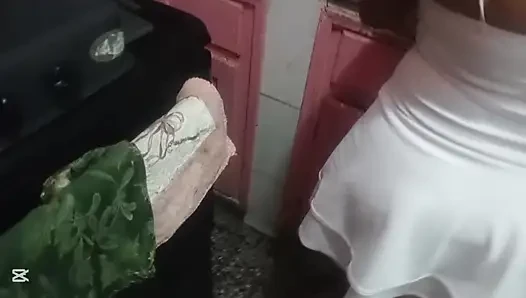 Tamil temizlikçi kadın yemek pişirirken sonunda onu sikiyor