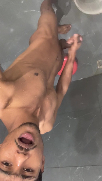 Горячий паренек мастурбирует