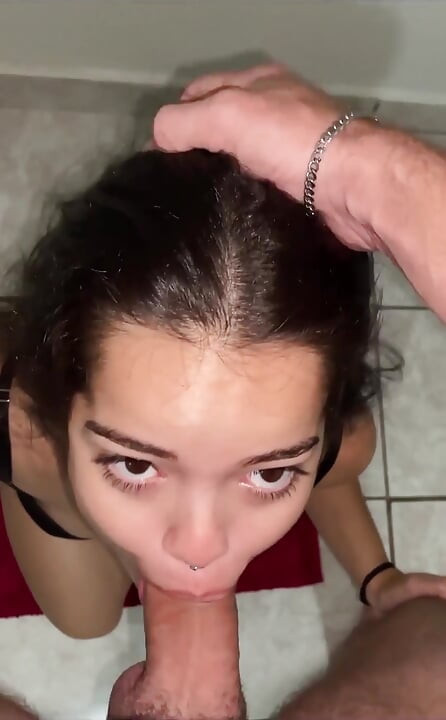 美味しいフェラチオと、その美しい顔をミルクっぽく口いっぱいにして一日を始めるのは、最高のスタートです。