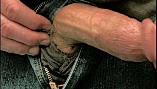 Une grosse bite veineuse se fait sortir de son jean