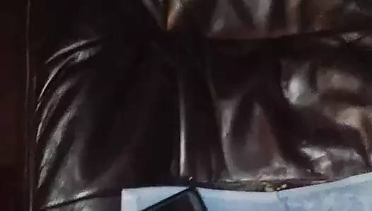 Brian Surewood把他的鸡巴放在她的脸上