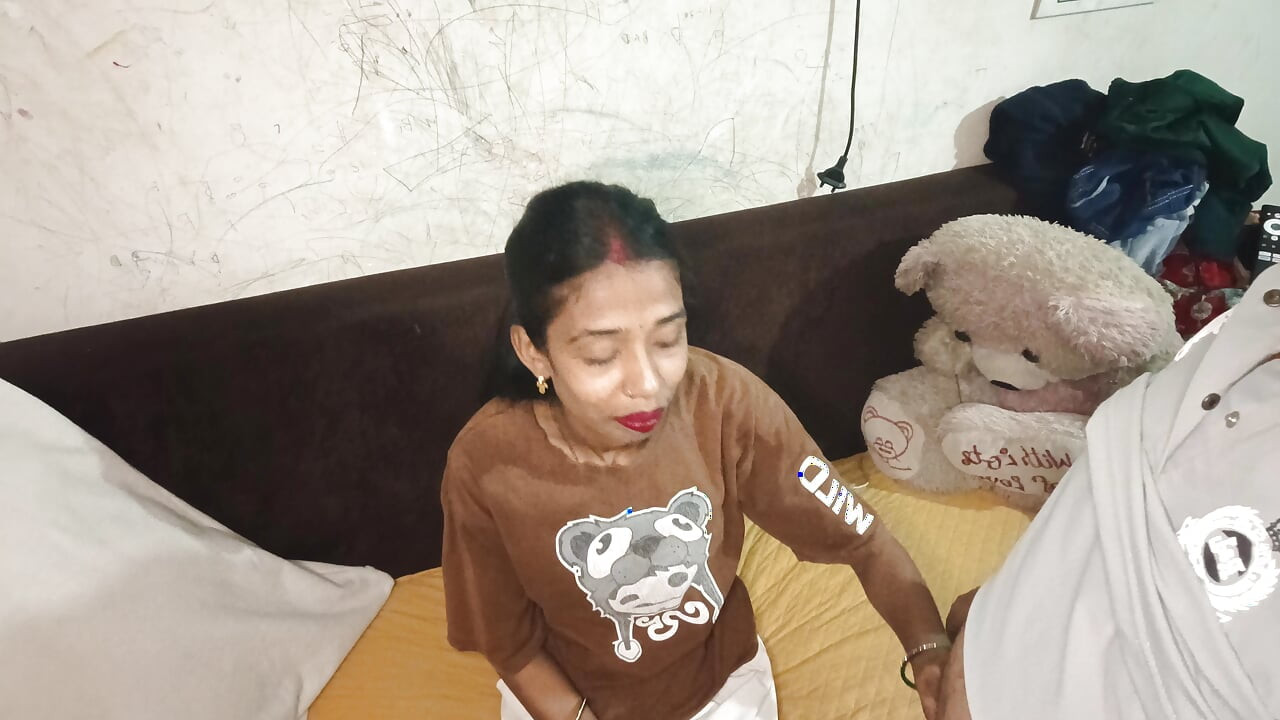 Desi bhabhi lund ko chush rhi ho or maze bhi utha rhi gai