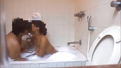 Обнаженная жена Priya мыльный массаж в ванне, поцеловала и прижала ее большие сиськи с эрегированной членом. ! Сло-мо часть 1-4! F20