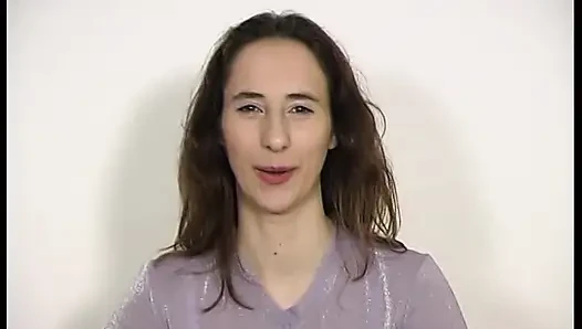 Remaja brunette seksi suka bermain-main dengan memeknya di casting