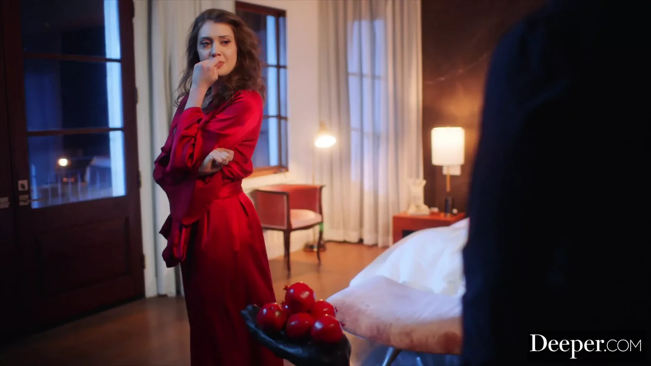 更深。女神 Elena Koshka 的性爱充满激情和反复无常