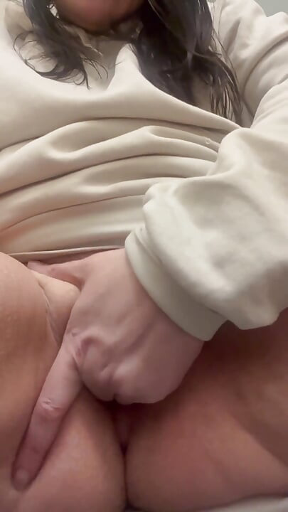 Asistente de cuidado se corre en baño público en descanso