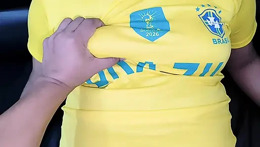 Üvey erkek kardeş bir futbol maçına bahis oynarken güzel üvey kız kardeşini sikiyor. (tam bangla ses)