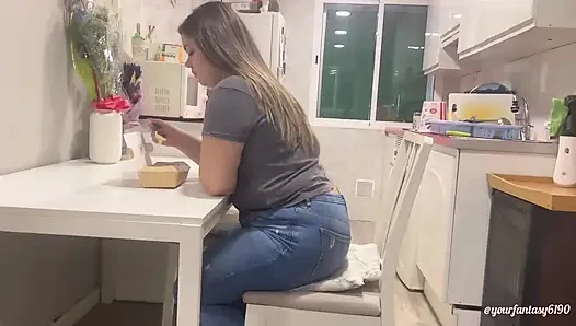 Yemek yerken utanmadan osuruyor 2