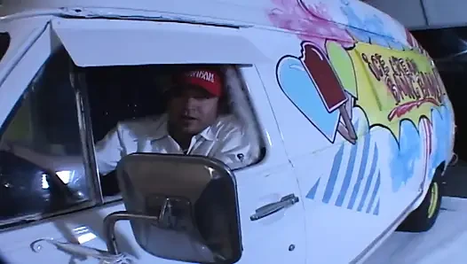 Sevimli amigo kız sikiliyor ve ağzına boşalıyor