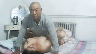 Азиатская бабушка и дедушка в домашнем любительском сексе в любительском видео