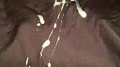Ein großes Sperma zu blasen war im Badezimmer nach dem Wichsen