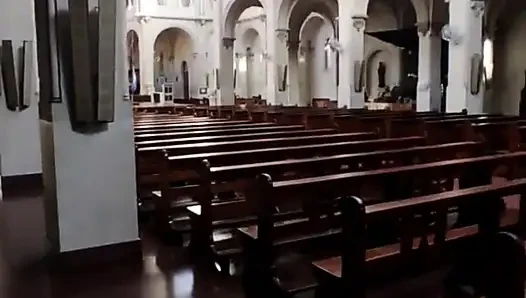 Gadis terangsang berpikir di memeknya alih-alih tuhan di gereja