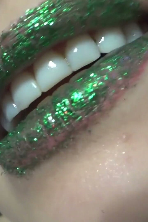 Leche dura para mis labios verdes brillantes
