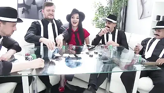 Empat lesbian nakal dengan toket besar lagi asik scissor sampai muncrat liar di pinggir kolam renang!