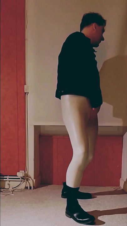 Cewek sange ini lagi asik masturbasi memeknya pakai legging vinyl warna putih