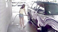 Юная мастурбирует в машине в любительском видео