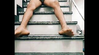 Branlette dans les escaliers - un adolescent au cul sexy