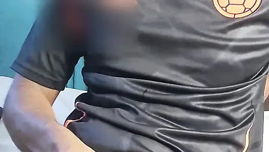 Kolombiyalı futbolcu anaconda'sıyla oynuyor