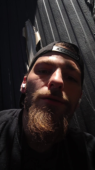 Chillen voordat het werk zich klaarmaakt om mijn eerste video te doen vanavond.