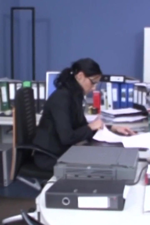 Futai și ejaculare la birou cu o nemțoaică matură sexy