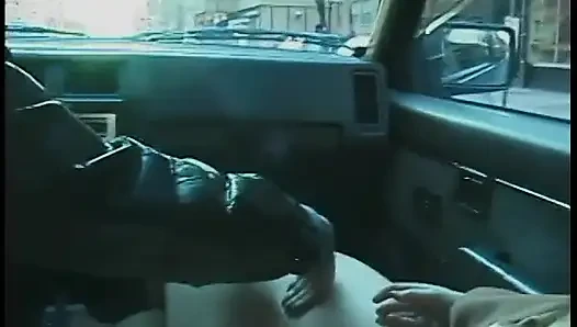 Пригородные рыжие Carpools с ползучей, который унижает ее в машине в городском движении
