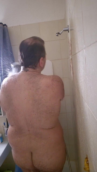 Debeljuškasti Tata Medvjed se Tušira | Isječak 1