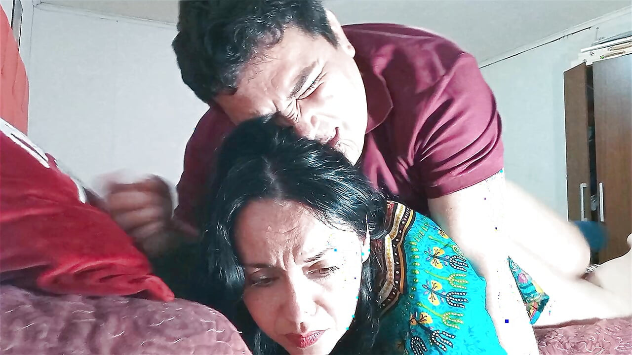 Indijska maćeha dijeli krevet sa svojim pastorkom, na kraju se žestoko jebu.