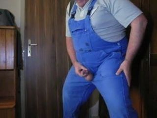 Papi se masturbe dans une salopette bleue