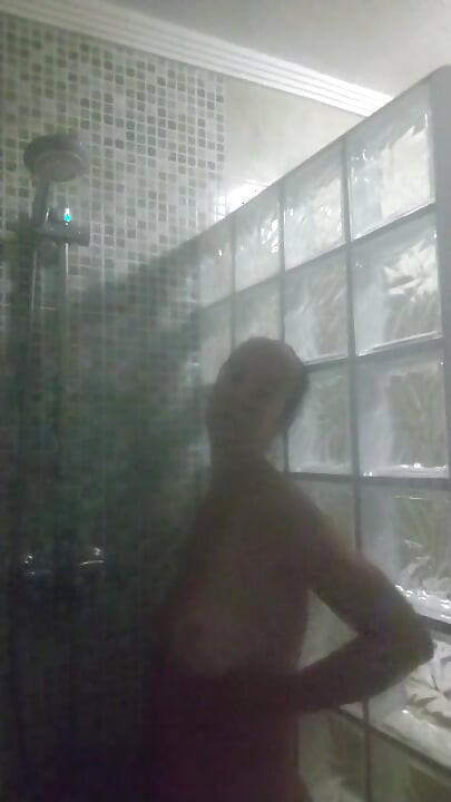 Brincando no chuveiro muito quente