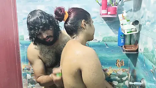 Romansa mandi pasangan panas di kamar mandi