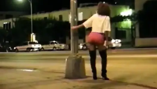 Olgun adam birkaç oyuncu kızın yalamasını ve ovmasını izlemeyi seviyor