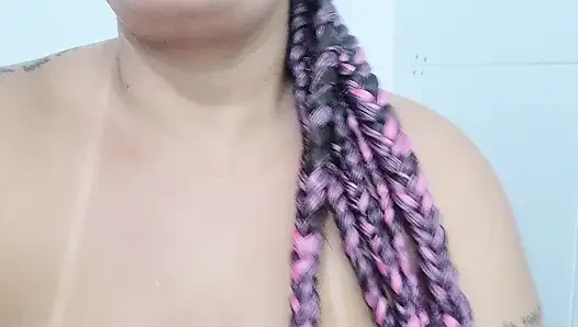 Grausiges rosa heißes mädchen