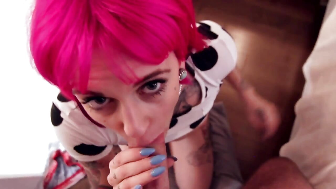 Thiếu niên nghiệp dư tóc hồng thổi kèn tuyệt vời