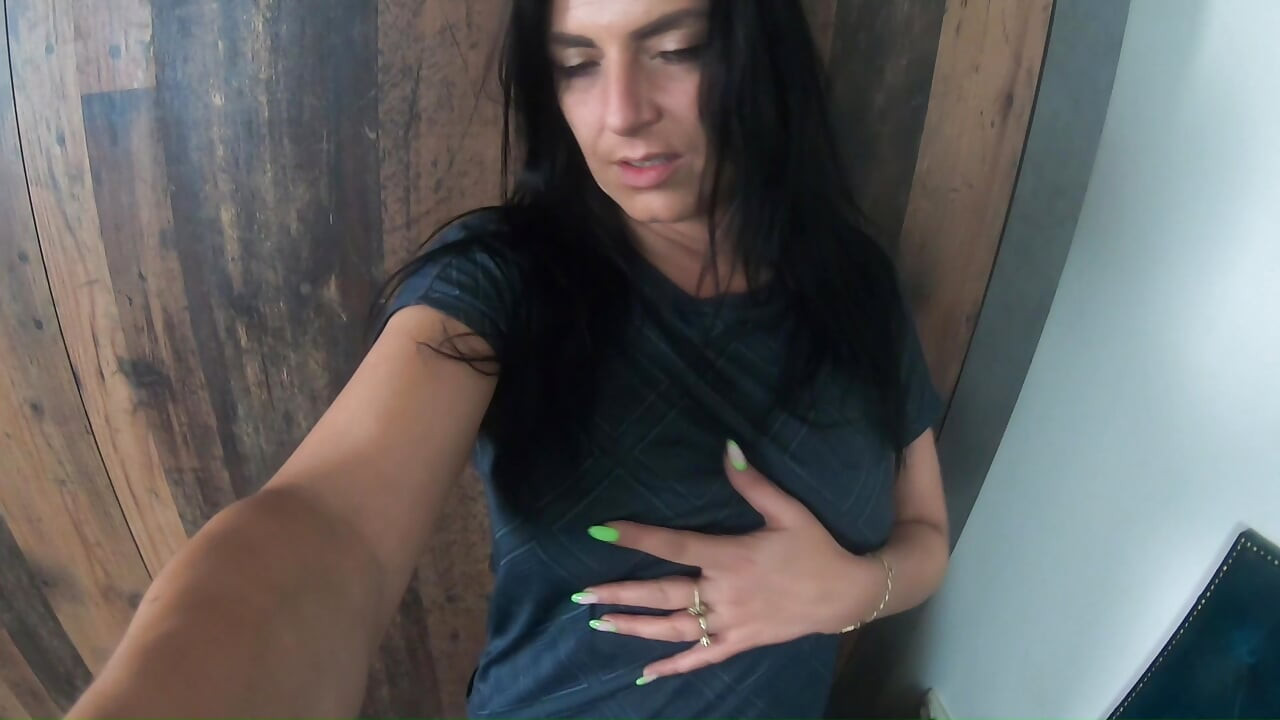 Napalona milf POV złośliwiec. Wielkie cycki, brudne myśli i niegrzeczna gra solo