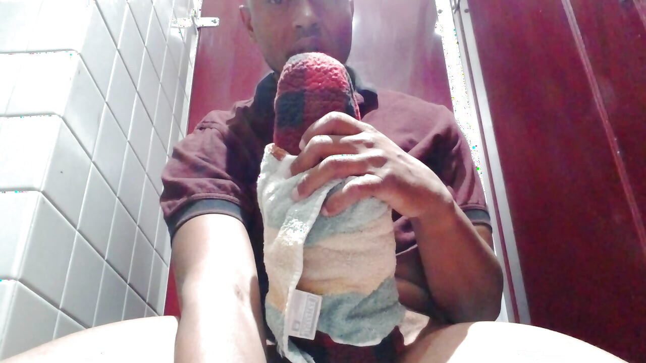4 am College black guy cums in locker room