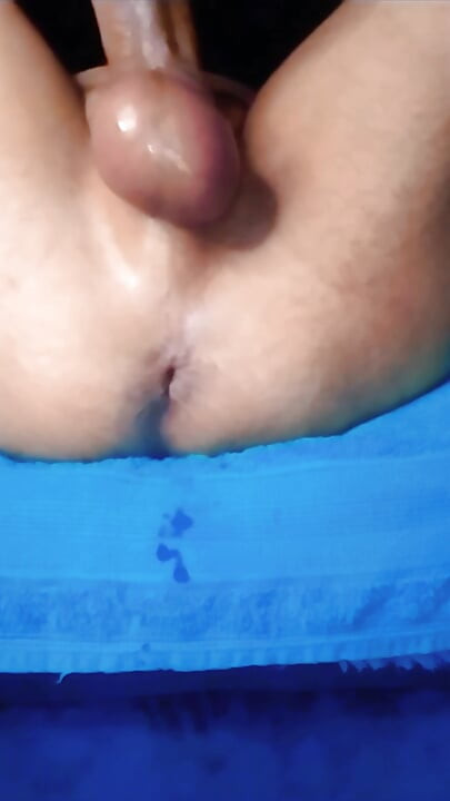 已婚男人第一次在刺激和指法他的肛门时从未感到如此兴奋。