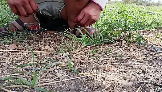 Memotong pakan ternak di lapangan luar ruangan, kakak ipar buang air kecil, saudara ipar melihatnya, saudara ipar membuat mod dan membuat gubuk untuk kakak ipar, menggosok dan meninggalkan kahar.