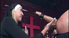 Hardcore bdsm - monja golpea al sacerdote en el culo antes de follarlo