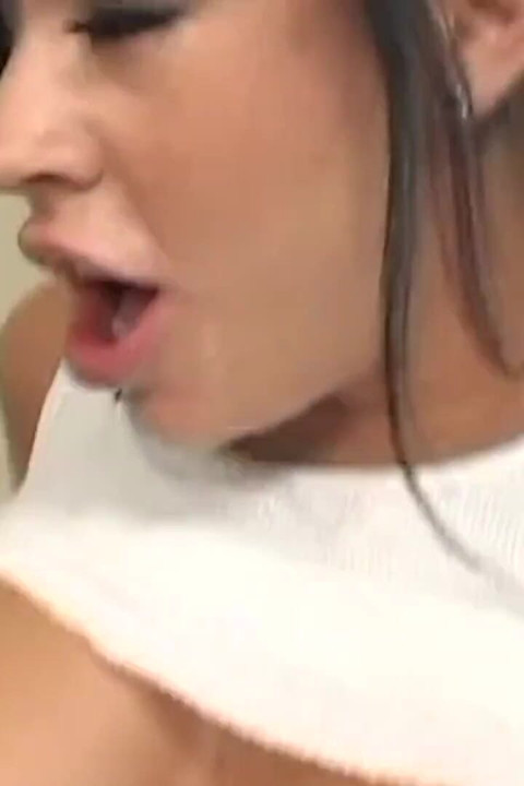 In plaats van de afwas te doen, berijdt de rondborstige geïnkte brunette zijn pik en spuit