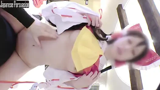 İnce aşağılayıcı tarzı cosplayer reimu tapınak kızlık rol açısını oynarken sessiz cazibesini gösteriyor1