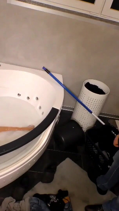 Stunning moment from "Geiles Teen im Badezimmer gefickt"