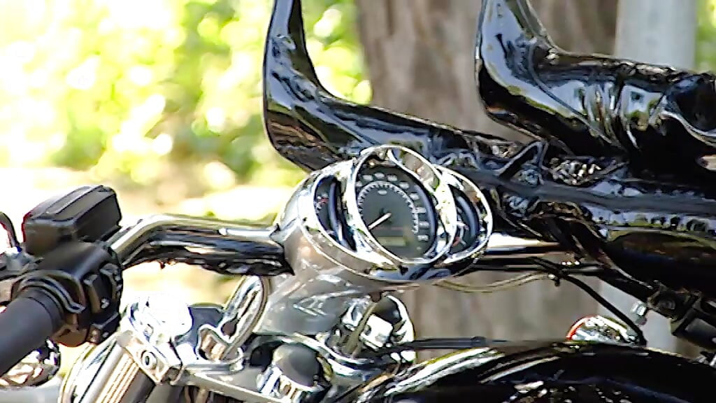 Essa linda motociclista mostra as curvas do corpo dela e as da bicicleta
