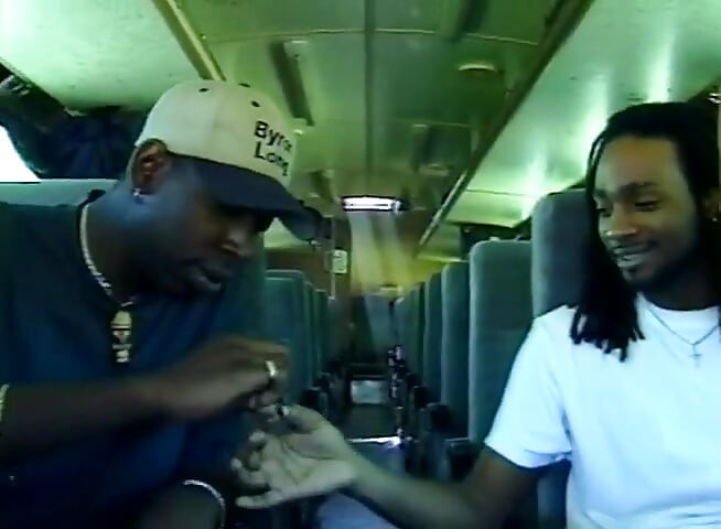 Harige zwarte babe wordt anaal geploegd in de bus