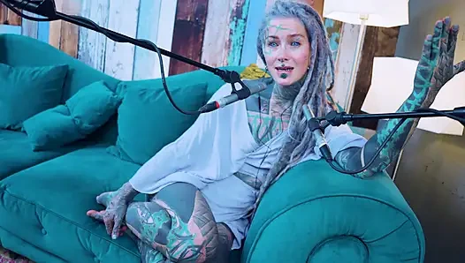 Ich spreche über G - Grattitude- ASMR podcast SFW spricht goth dünnes mädchen dreadlocks tattoo-model mit tinte mädchen