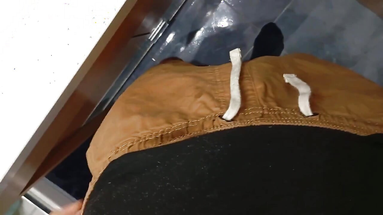 هاوي وسيم جعل زبه الكبير يقذف عن قرب ولطخ سرواله بالمني